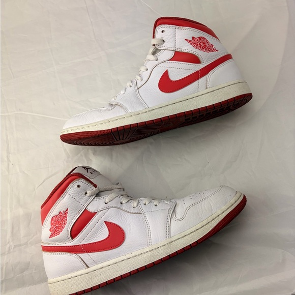 Jordan 1 Size 10.5 - Picture 3 of 7